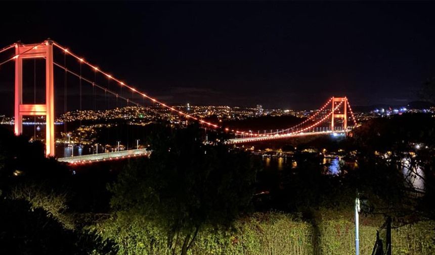 İstanbul'un rengi turuncuya döndü