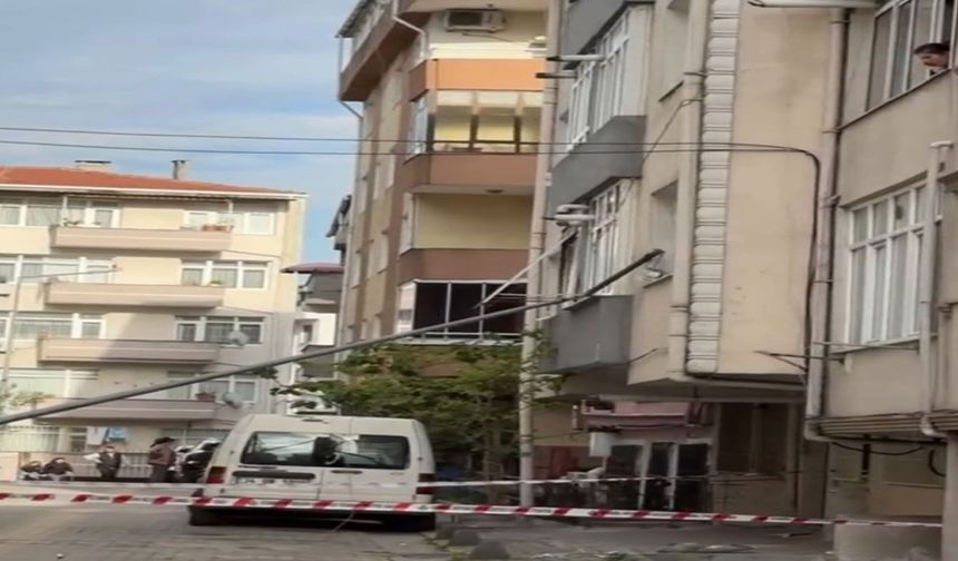 Küçükçekmece’de aydınlatma direği eve girdi